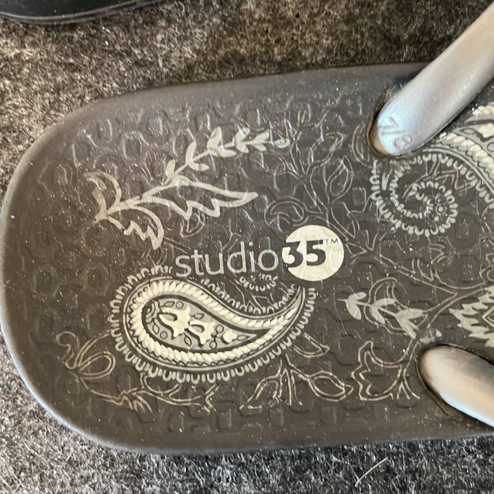STUDIO 35 Stylish Black Flip-Flops for Women Size‎ 7/8 - Picture 2 of 5